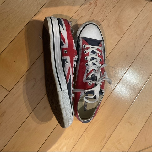 Customized Converse size 9US (men) or 11US (women) with Union Jack flag. - Picture 5 of 6
